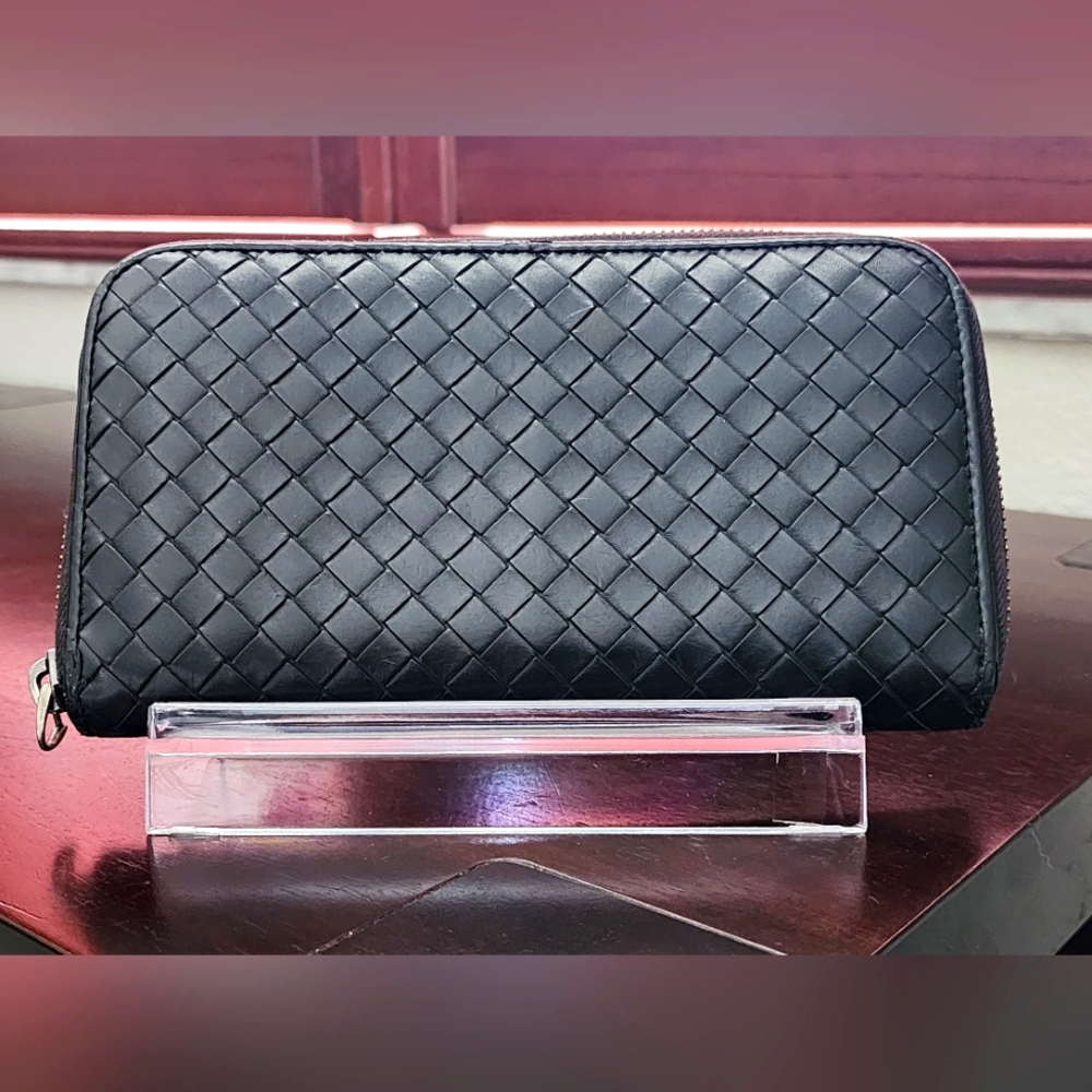 Bottega Veneta Black Leather Zippy Wallet